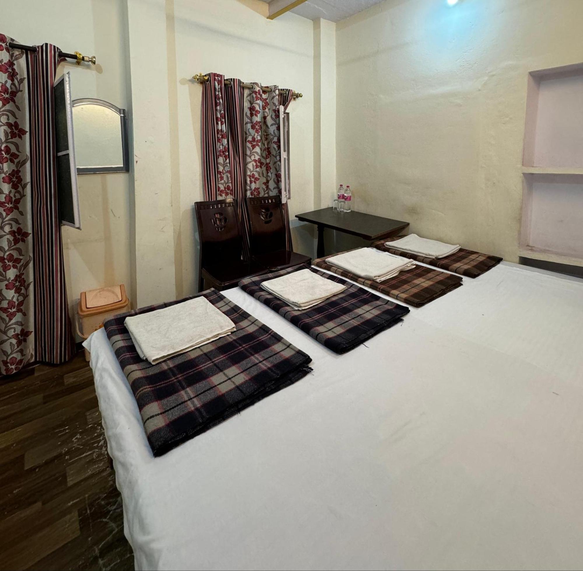 The Golden Lodge Benares Buitenkant foto